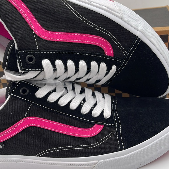 Vans Men's Black and Pink Sneakers Bmx Old Skool
Black/Neon Pink
VN0005UZBFY - Picture 15 of 16